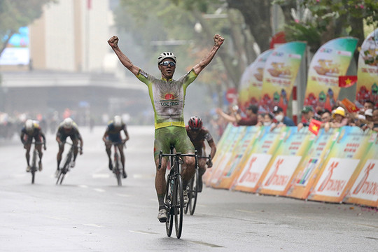 Tay đua Petr Rikunov về nhất chặng 1 Cuộc đua xe đạp toàn quốc