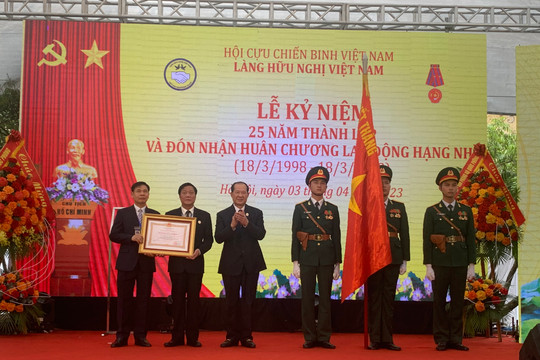 Làng Hữu nghị Việt Nam đón nhận Huân chương Lao động hạng Nhì