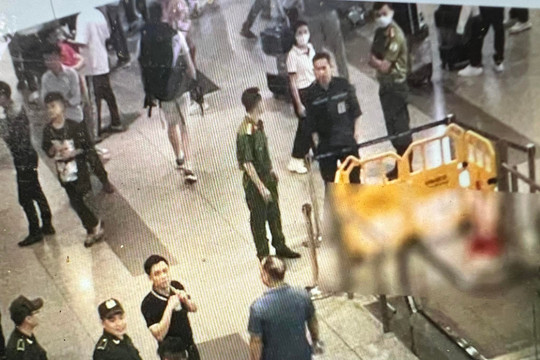 Một hành khách nguy kịch do rơi từ tầng 3 Sân bay Nội Bài