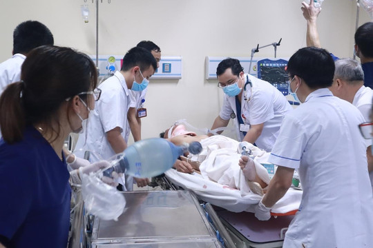 Huy động gần 50 y, bác sĩ cấp cứu nạn nhân vụ ô tô đâm loạt xe máy ở Hà Nội