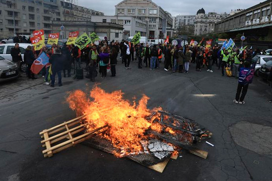 Người biểu tình tại Pháp tiếp tục xuống đường để phản đối cải cách chế độ hưu trí