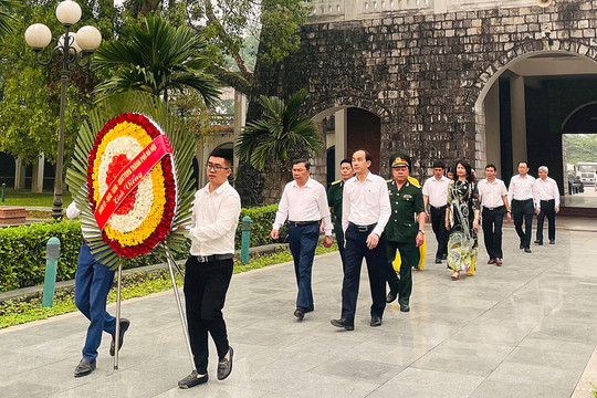 Đoàn đại biểu thành phố Hà Nội dâng hương tri ân các Anh hùng liệt sĩ tại tỉnh Điện Biên