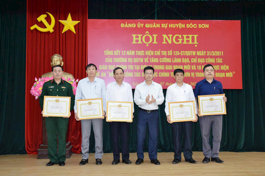 Huyện Sóc Sơn khen thưởng 12 tập thể, cá nhân về công tác giáo dục chính trị quốc phòng