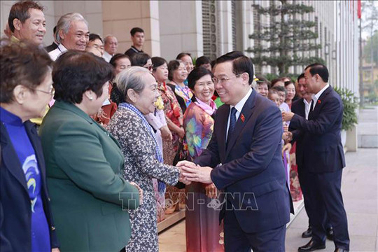 Chủ tịch Quốc hội Vương Đình Huệ gặp mặt Đoàn đại biểu Cựu tù chính trị thành phố Hồ Chí Minh