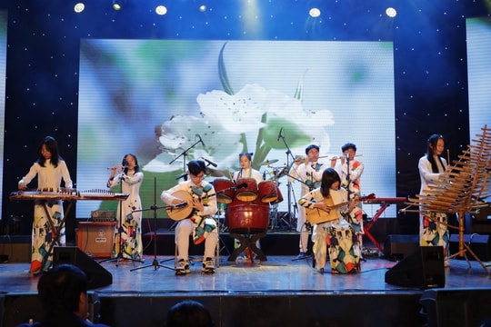 Liên hoan các ban, nhóm nhạc học sinh THPT Hà Nội lần thứ nhất năm 2023: Đàn tranh, đàn T’rưng xuống phố cùng “Cô gái vót chông”...