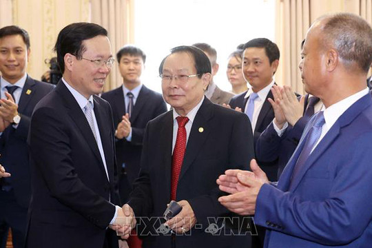 Chủ tịch nước Võ Văn Thưởng thăm Đại sứ quán và cộng đồng người Việt tại Lào