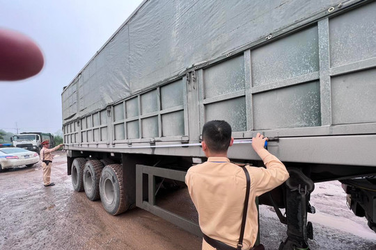 Hà Nội: Phát hiện xe container hoán cải chở vật liệu xây dựng
