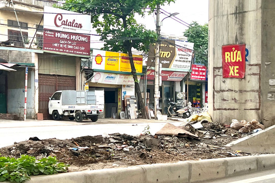Cận cảnh rác thải tấn công gầm cầu đường sắt Nhổn - ga Hà Nội