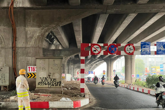 Xử phạt người đi xe máy ngược chiều trên đường Nguyễn Xiển mở rộng