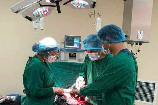 Phẫu thuật bóc tách thành công khối u xơ tử cung khổng lồ