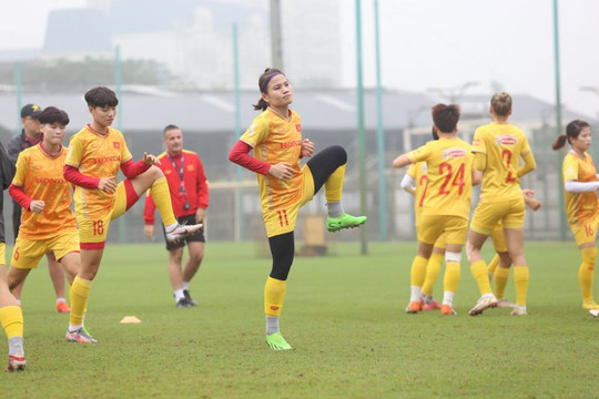Đội tuyển nữ Việt Nam duy trì tập luyện cường độ cao dù thời tiết bất lợi
