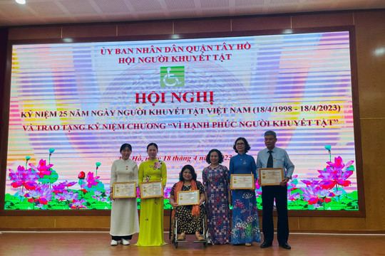 16 cá nhân của quận Tây Hồ được trao tặng Kỷ niệm chương “Vì hạnh phúc người khuyết tật”