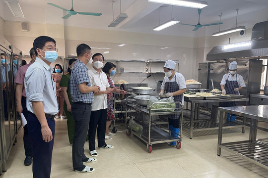 Kiểm tra bếp ăn trường học trên địa bàn quận Hoàn Kiếm