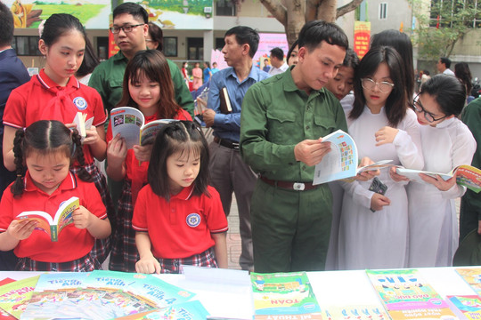 Quận Ba Đình tặng thư viện các xã, thị trấn của huyện Ba Vì 100.000 cuốn sách