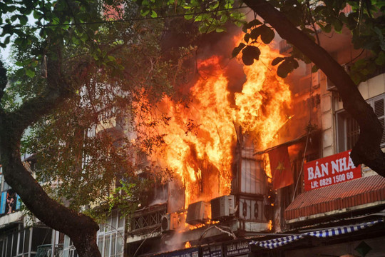 Nhanh chóng dập tắt đám cháy trên phố Hàng Mã