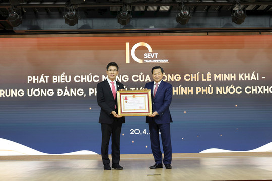 Công ty Điện tử Samsung Việt Nam Thái Nguyên đón nhận Huân chương Lao động hạng Ba