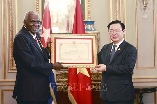 Chủ tịch Quốc hội Vương Đình Huệ trao Huân chương Hồ Chí Minh tặng Chủ tịch Quốc hội Cuba Esteban Lazo Hernández