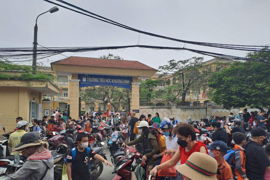Lộn xộn, mất an toàn giao thông tại cổng Trường Tiểu học Khương Đình
