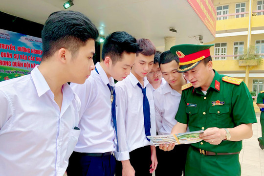 Hướng nghiệp, tư vấn tuyển sinh quân sự cho hơn 500 học sinh khối 12