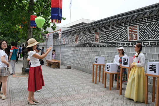 Trải nghiệm hanbok tại Lễ hội con đường văn hóa Hàn Quốc 2023