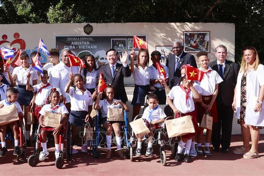 Chủ tịch Quốc hội Vương Đình Huệ thăm Trường phổ thông đặc biệt hữu nghị Cuba -Việt Nam