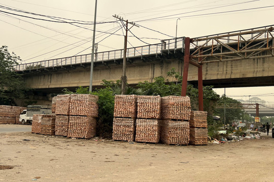 Quận Bắc Từ Liêm: Vật liệu xây dựng, rác thải tràn lan phố Nguyễn Đình Tứ