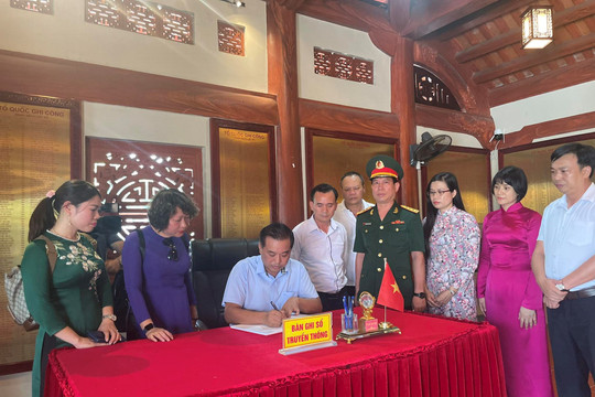 Đoàn đại biểu thành phố Hà Nội dâng hương tri ân các Anh hùng liệt sĩ tại tỉnh Hà Giang
