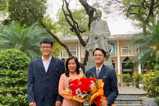 Hai học sinh xuất sắc của Trường THPT Chu Văn An vinh dự được kết nạp vào Đảng