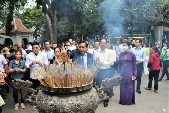 Lãnh đạo thành phố Hà Nội dâng hương tưởng niệm các Vua Hùng