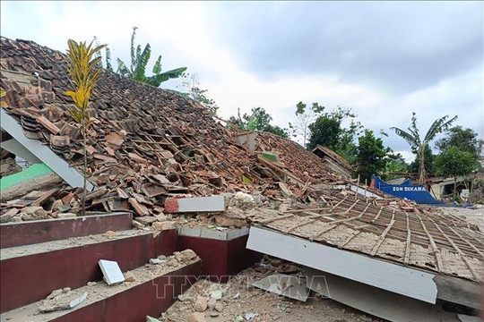 Động đất có độ lớn 7,4 tại Indonesia, cảnh báo sóng thần