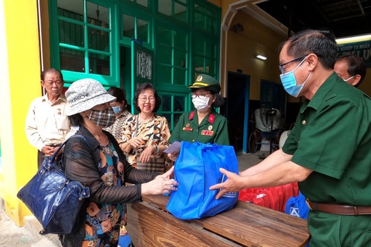 Kỷ niệm 48 năm Ngày Giải phóng miền Nam, thống nhất đất nước Câu lạc bộ Khối vũ trang Biệt động Quân khu Sài Gòn - Gia Định tặng quà cho người dân khó khăn