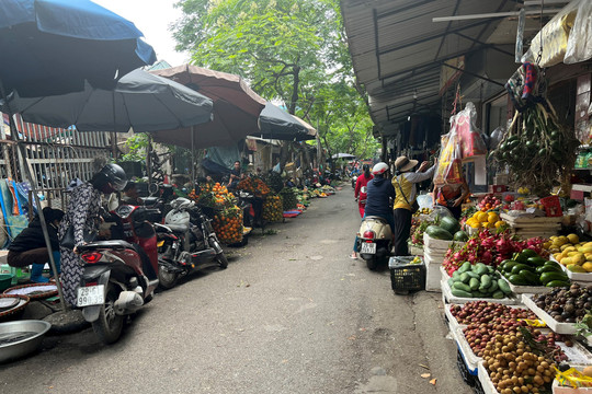 Phường Nghĩa Tân (quận Cầu Giấy): "Chợ cóc" lấn chiếm hè đường