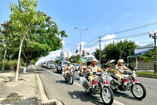 Kon Tum: Ra quân thực hiện Chỉ thị số 10 về trật tự, an toàn giao thông đường bộ
