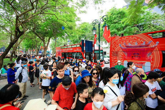 Hà Nội: Tổng thu từ khách du lịch ước đạt 2,4 nghìn tỷ đồng trong 5 ngày nghỉ lễ
