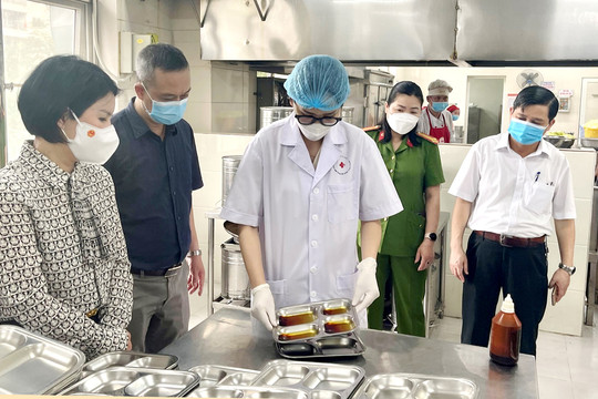 Sở Y tế Hà Nội kiểm tra an toàn vệ sinh thực phẩm tại Trường Tiểu học Nguyễn Du
