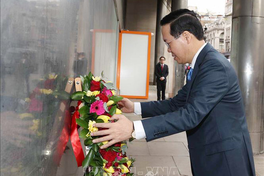 Chủ tịch nước Võ Văn Thưởng đặt hoa tại Biển tưởng niệm Bác Hồ ở thủ đô London