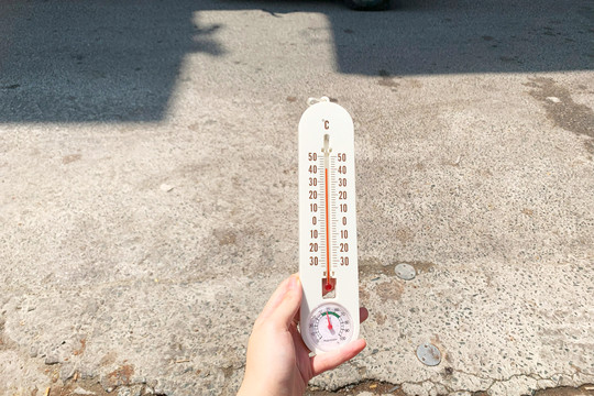 Người Hà Nội trong ngày nắng gắt đầu hè, nhiệt độ hơn 40 độ C