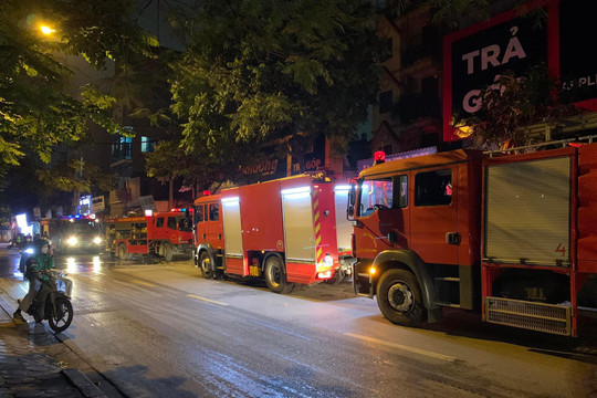 Điều động 4 xe cứu hỏa dập tắt đám cháy trong ngõ sâu