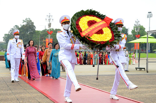 Câu lạc bộ Phụ nữ Thủ đô dâng hoa, vào Lăng viếng Chủ tịch Hồ Chí Minh
