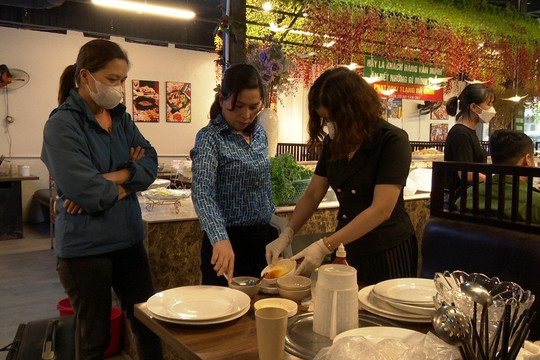 Huyện Gia Lâm: Kiểm tra an toàn thực phẩm tại thị trấn Trâu Quỳ, xã Đa Tốn