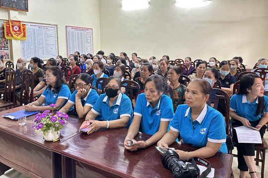 Gần 100 hội viên phụ nữ thị xã Sơn Tây được tuyên truyền về an toàn thực phẩm