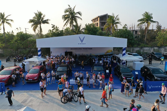 Gần 1.000 người lái thử xe điện VinFast tại sự kiện VinFast IRONMAN 70.3 Việt Nam 2023