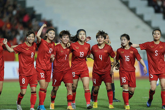Lên ngôi hậu SEA Games 32, tuyển bóng đá nữ Việt Nam đi vào lịch sử