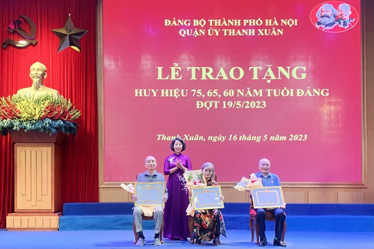 Quận Thanh Xuân trao Huy hiệu Đảng đợt 19-5 tặng các đảng viên lão thành