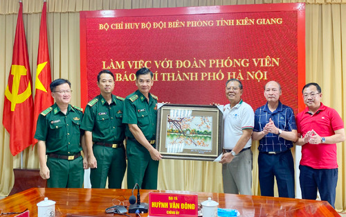 Hội Nhà báo thành phố Hà Nội thăm và làm việc với Bộ đội Biên phòng tỉnh Kiên Giang