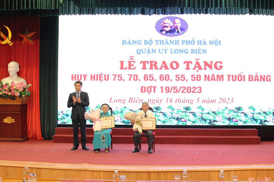 Quận Long Biên: Trao Huy hiệu Đảng đợt 19-5 tặng 389 đảng viên