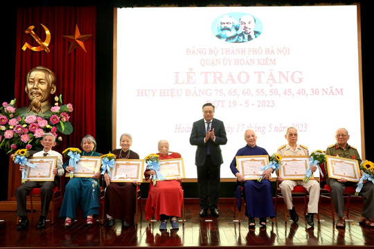 Đồng chí Trần Sỹ Thanh trao Huy hiệu 75 năm tuổi Đảng tặng các đảng viên lão thành quận Hoàn Kiếm