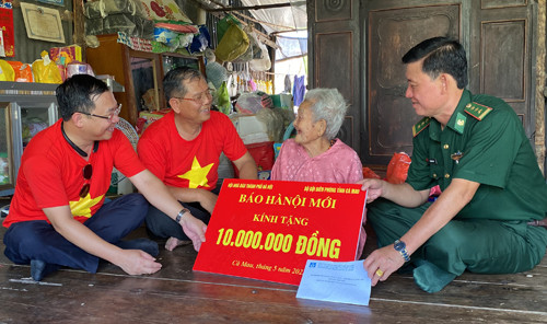 Báo Hànộimới trao tặng quà cho gia đình người có công tại tỉnh Cà Mau
