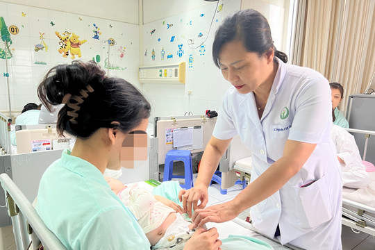 Bé gái 5 tháng tuổi ở Hà Nội bị thoát vị bẹn gây hoại tử buồng trứng