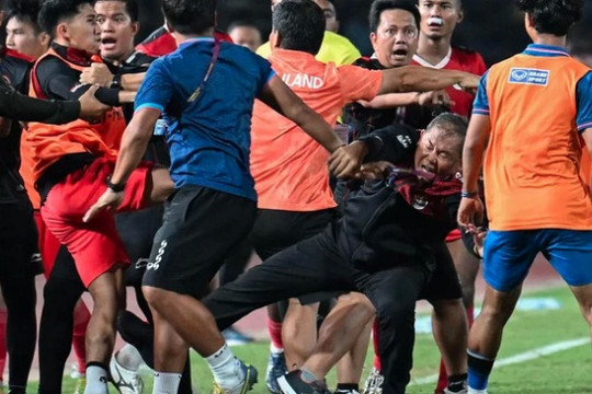 AFC điều tra ''hành vi bạo lực'' trong trận chung kết bóng đá nam SEA Games 32
